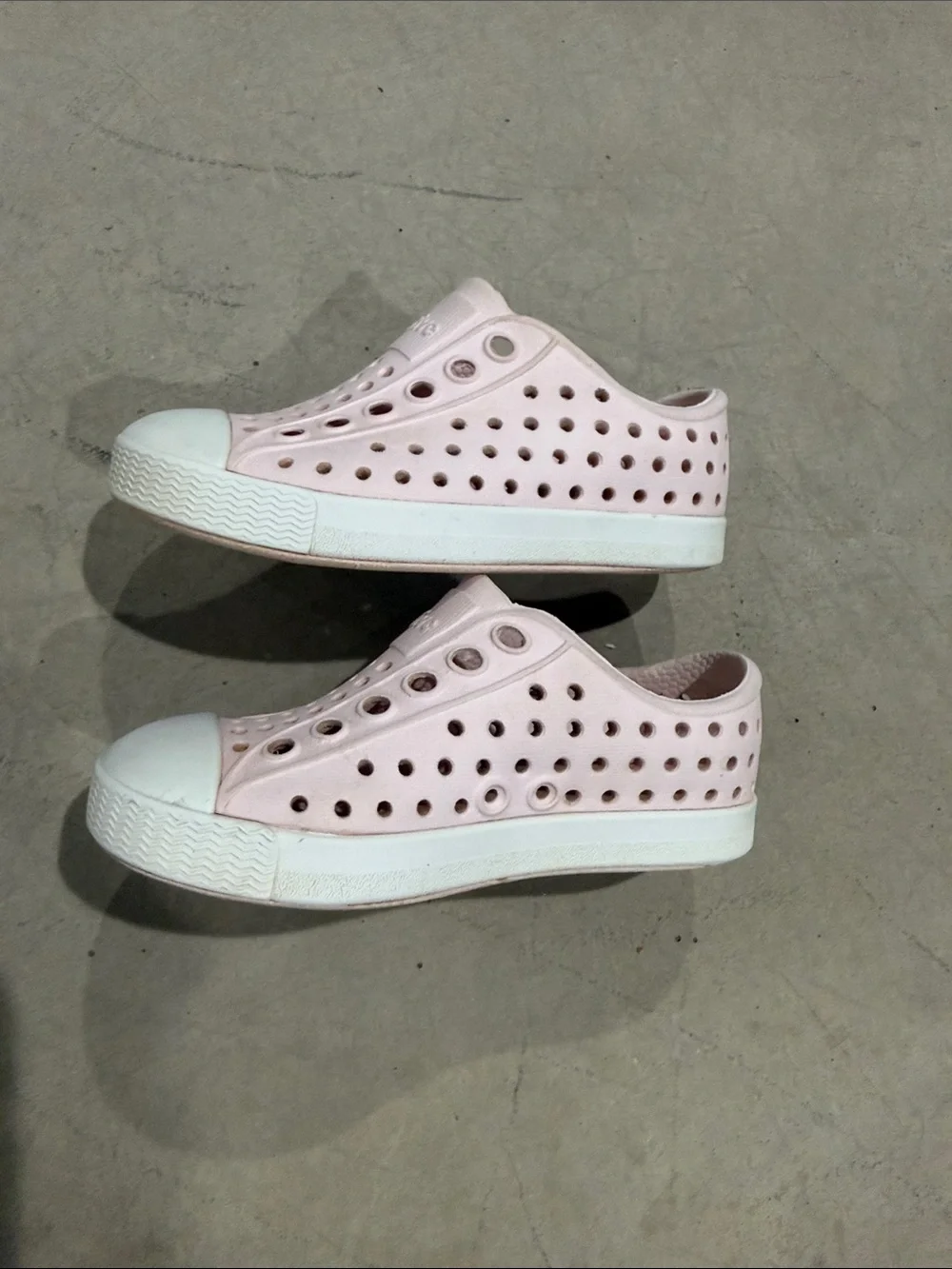 Native Toddler Water Shoes in Light Pink Size 5/5c